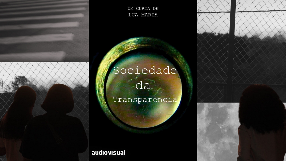 Cartaz do curta-metragem 'Sociedade da Transparência' de Lua Maria. A imagem é composta por uma lente central em close-up, com o título 'Sociedade da Transparência' escrito sobre ela. Ao redor, fotos em preto e branco de duas pessoas vistas de costas olhando através de uma cerca de metal e uma faixa de pedestres. A palavra 'audiovisual' aparece na parte inferior do cartaz.